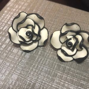 🌹Black & white 🌹Rose Earrings 💯